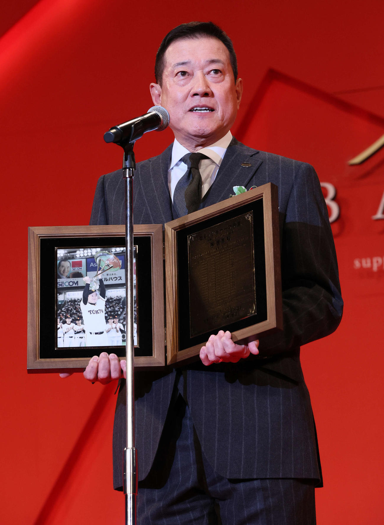 コミッショナー功労賞を受賞し、あいさつする巨人原前監督（代表撮影）