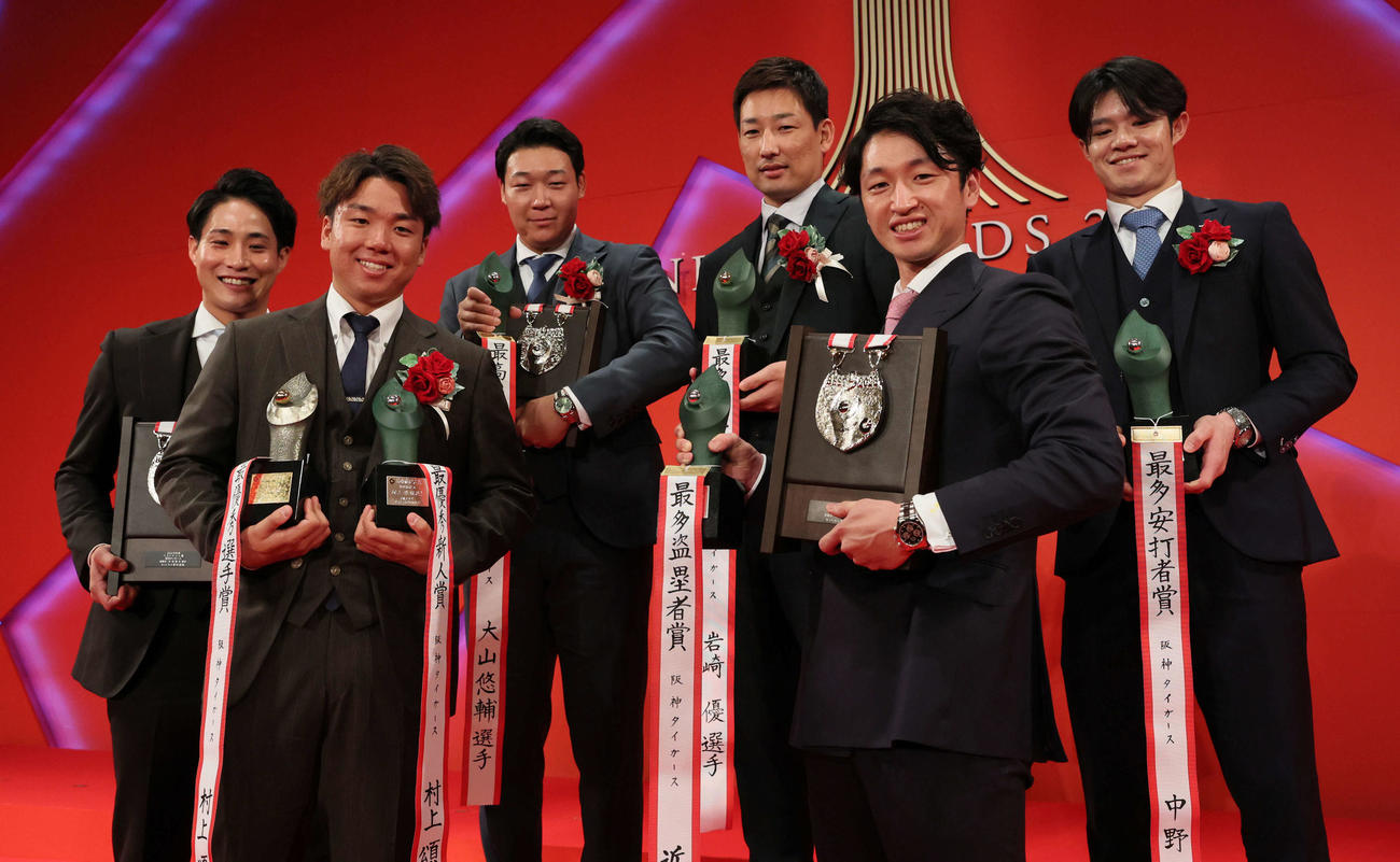 NPBアワード2023終了後に記念撮影する阪神の選手たち。左から木浪、村上、大山、岩崎、近本、中野（代表撮影）