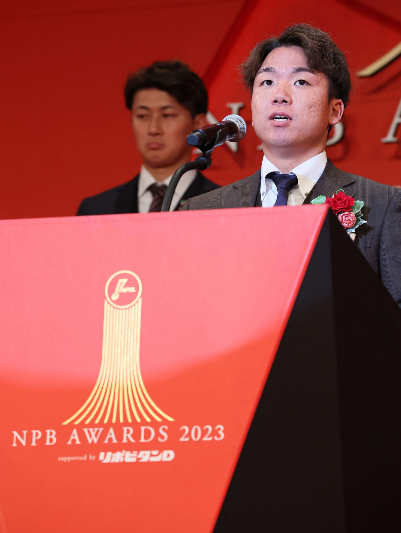 セ・リーグ最優秀選手賞を受賞し、壇上でスピーチする阪神村上（代表撮影）