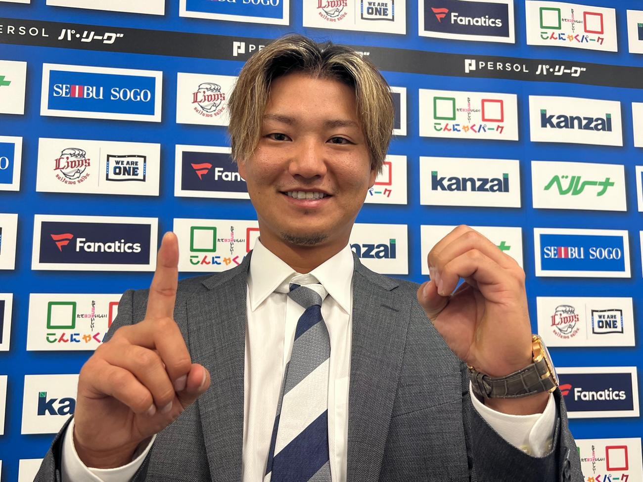 来季から背番号10に変更となる西武佐藤龍（撮影・金子真仁）