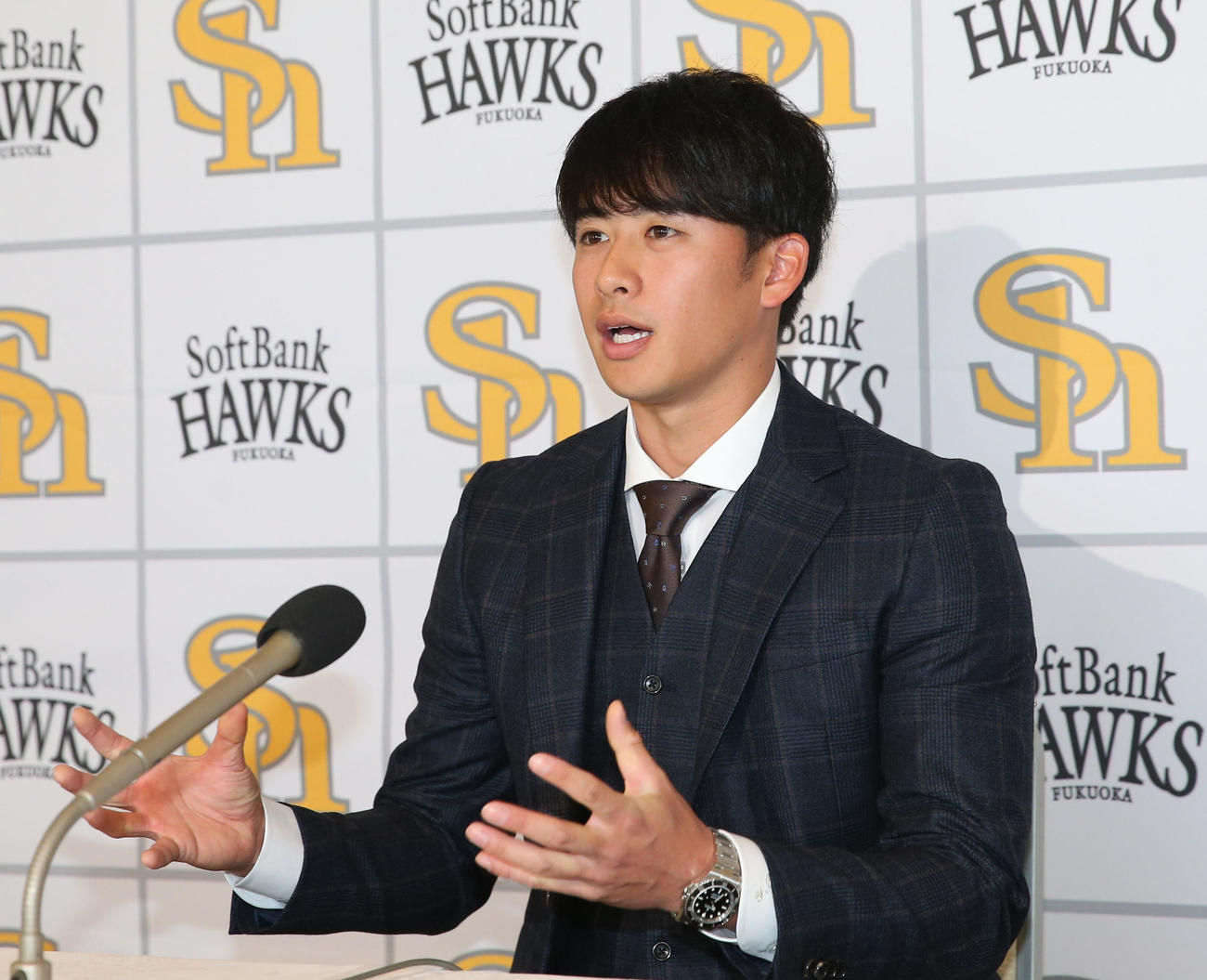 会見で質問に答える板東（撮影・冨田成美）
