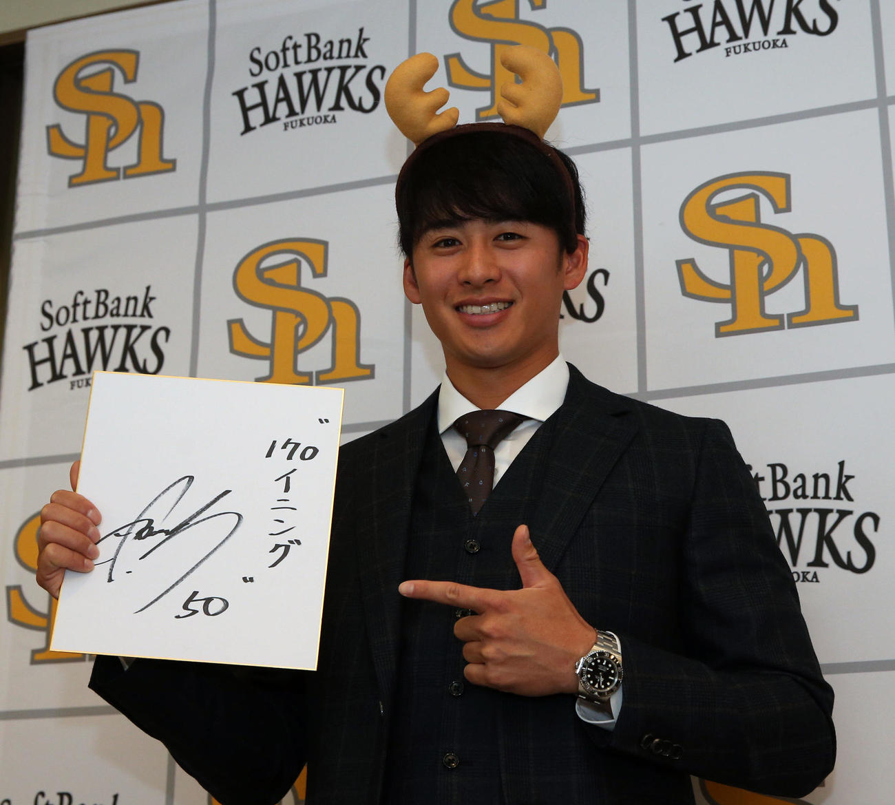 来季の目標を手に笑顔を見せる板東（撮影・冨田成美）
