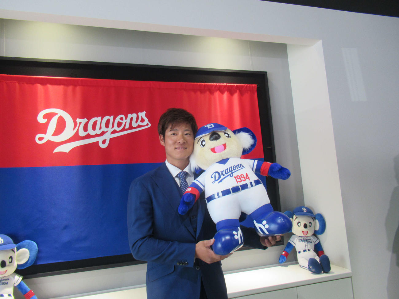中日への入団会見を行った元ソフトバンク上林（撮影・伊東大介）