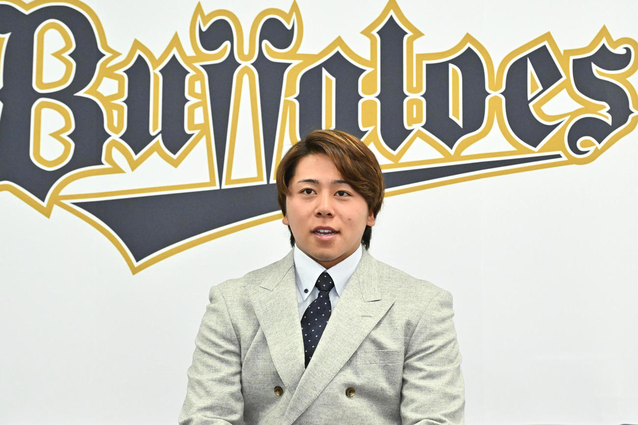 契約更改を終えて会見する池田陵真（撮影・石井愛子）
