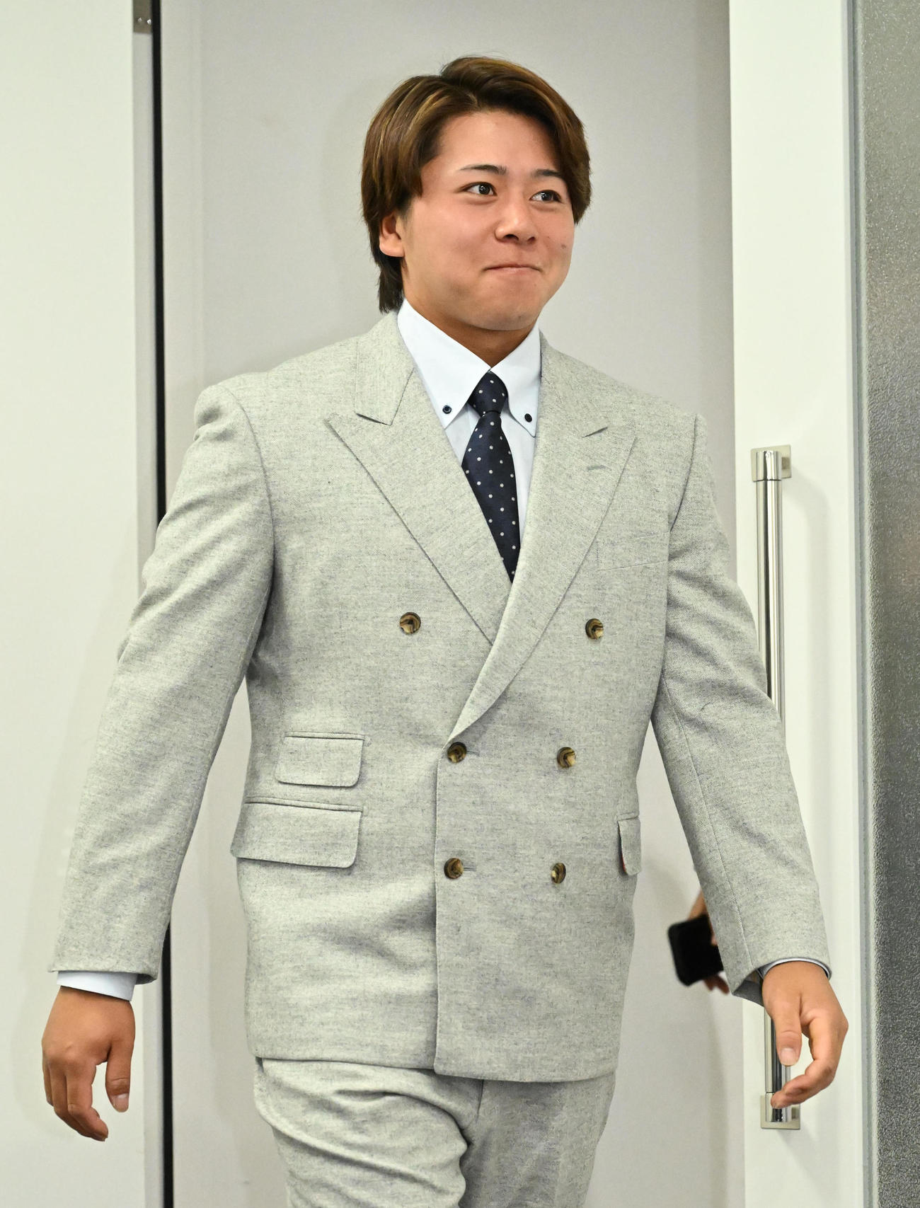契約更改を終えて会見する池田陵真（撮影・石井愛子）