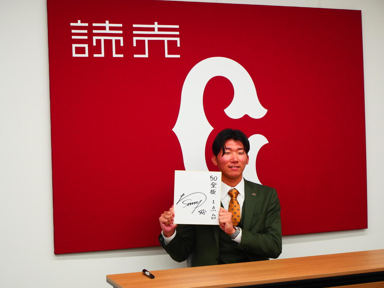 契約更改後、会見をする巨人田中千（撮影・上田悠太）