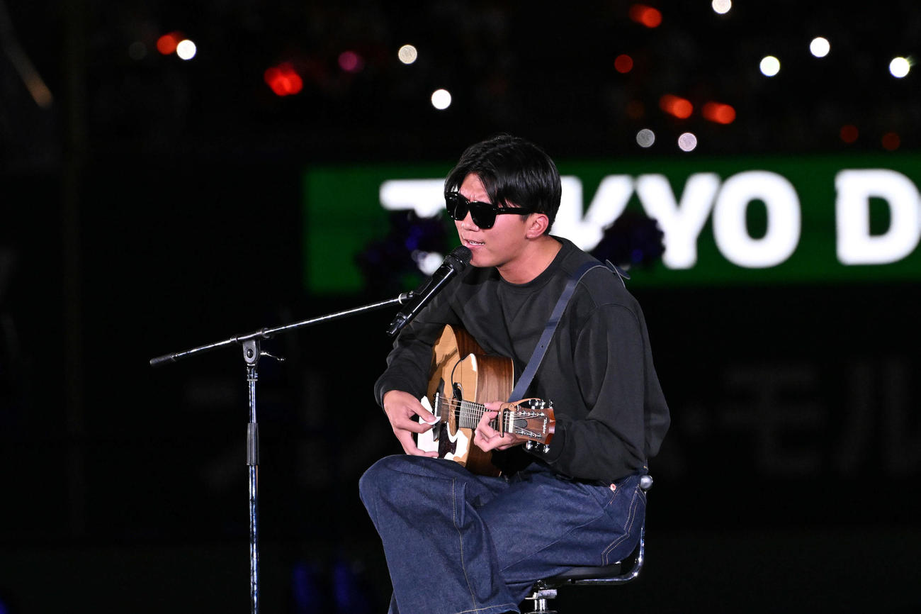 ファン感謝デーで弾き語りを披露した巨人田中千（23年11月撮影）