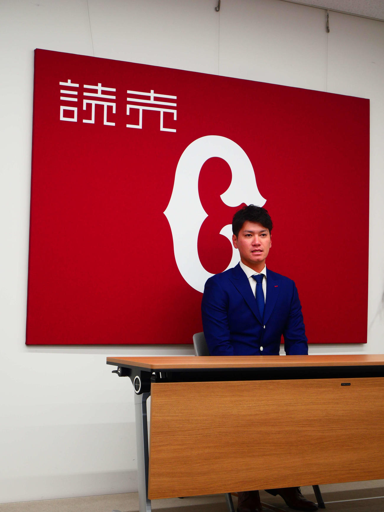 契約更改後、会見をする巨人鈴木康（撮影・上田悠太）