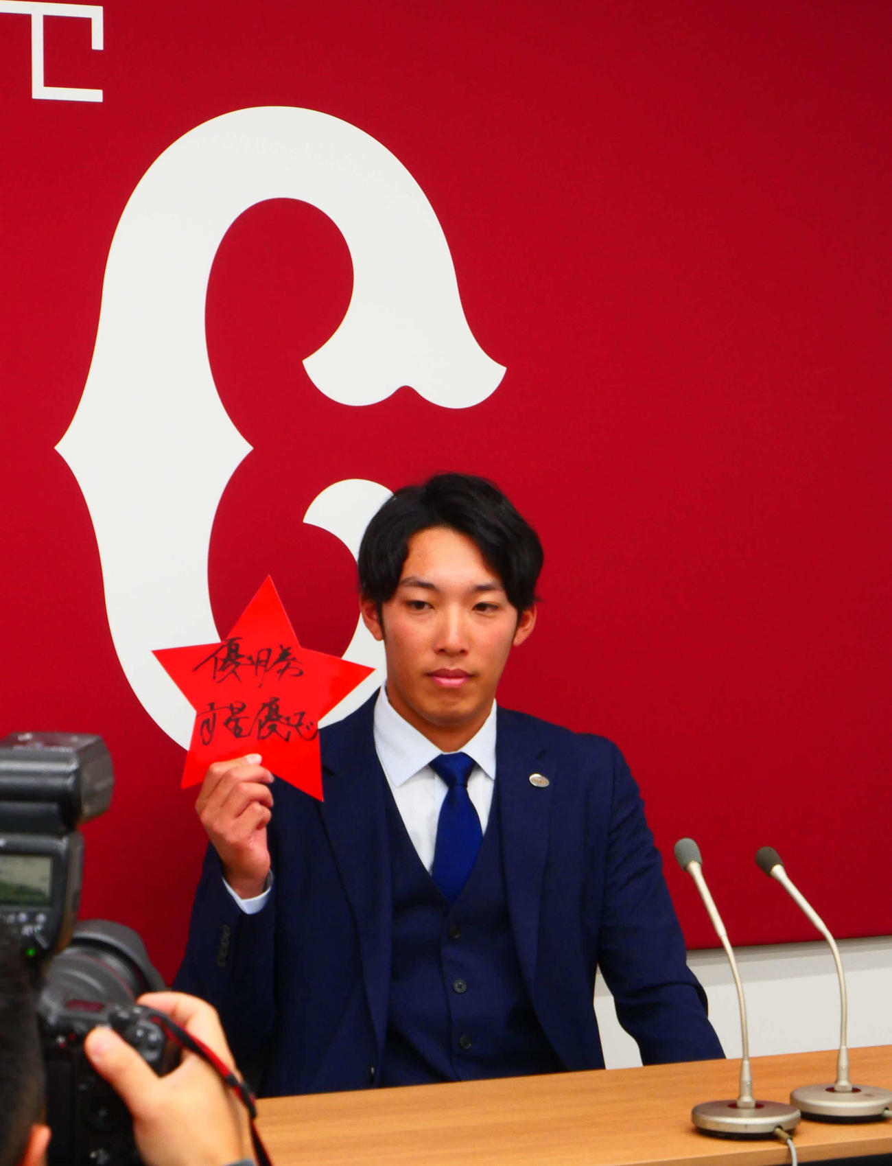 契約更改後、会見をする巨人赤星（撮影・上田悠太）