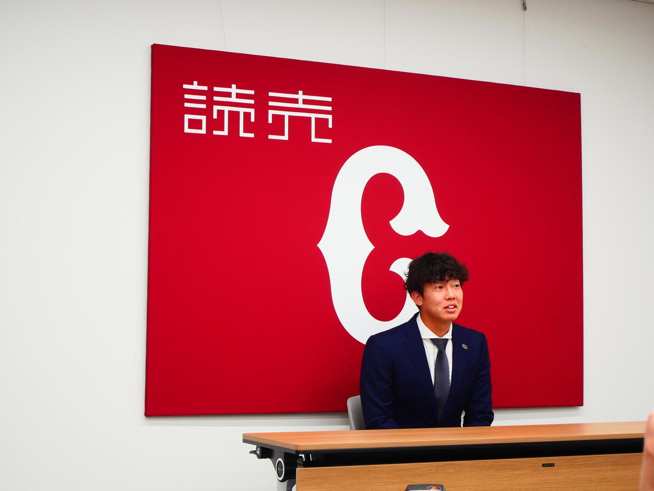 契約更改後、会見をする巨人畠（撮影・上田悠太）