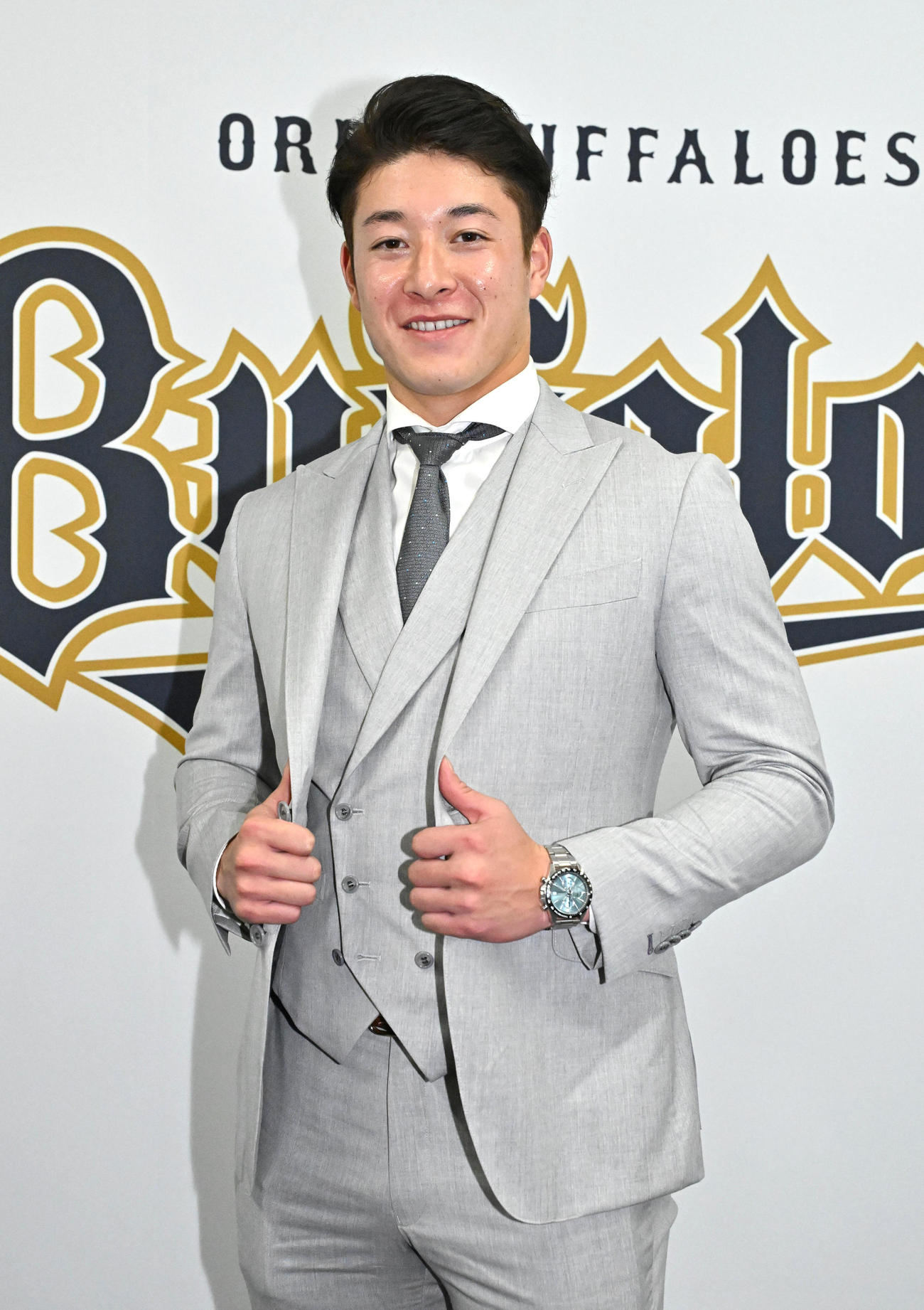 スーツ姿で決める吉田輝（撮影・石井愛子）