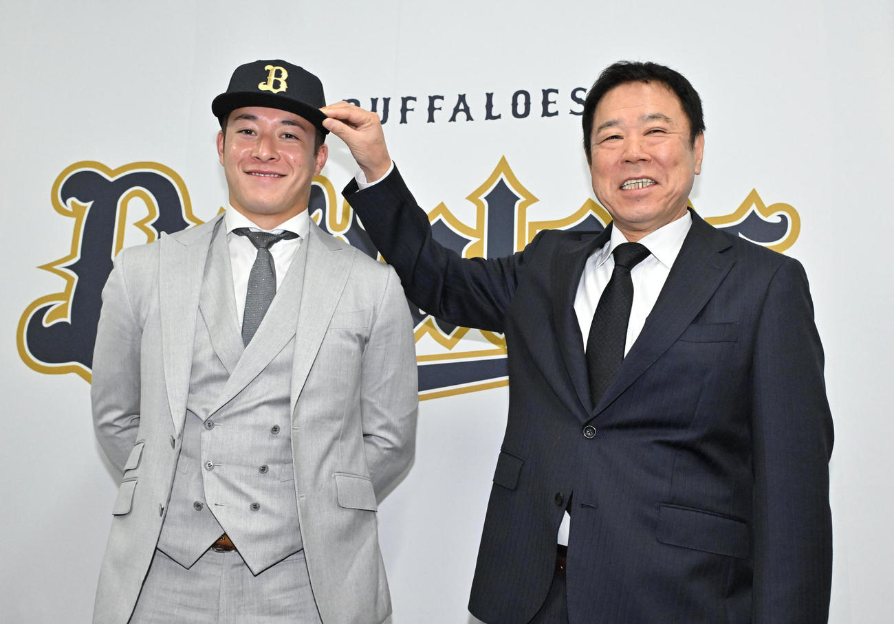 会見を終え福良淳一GM（右）と記念撮影をする吉田輝（撮影・石井愛子）
