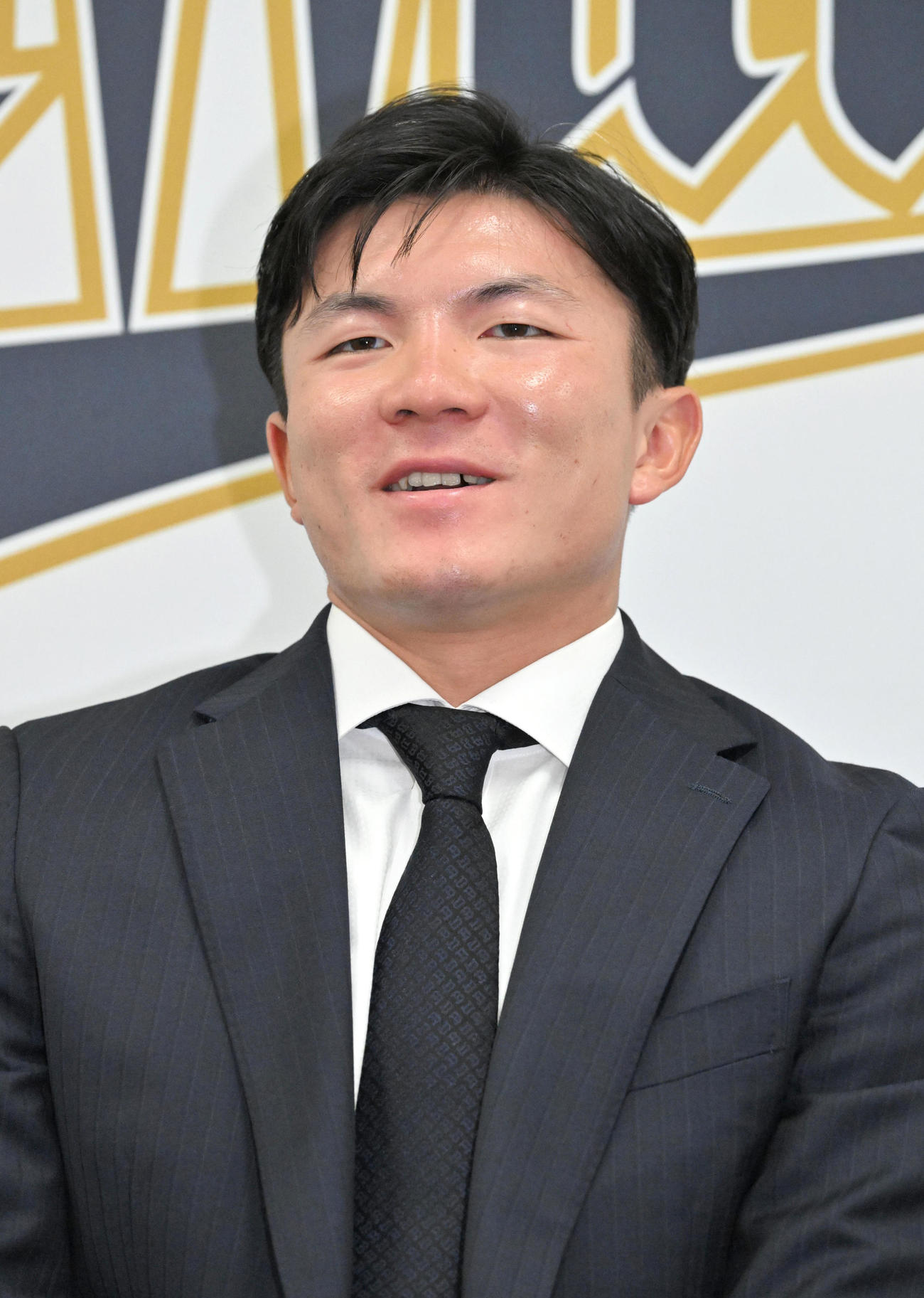 契約更改を終えて会見する茶野（撮影・石井愛子）