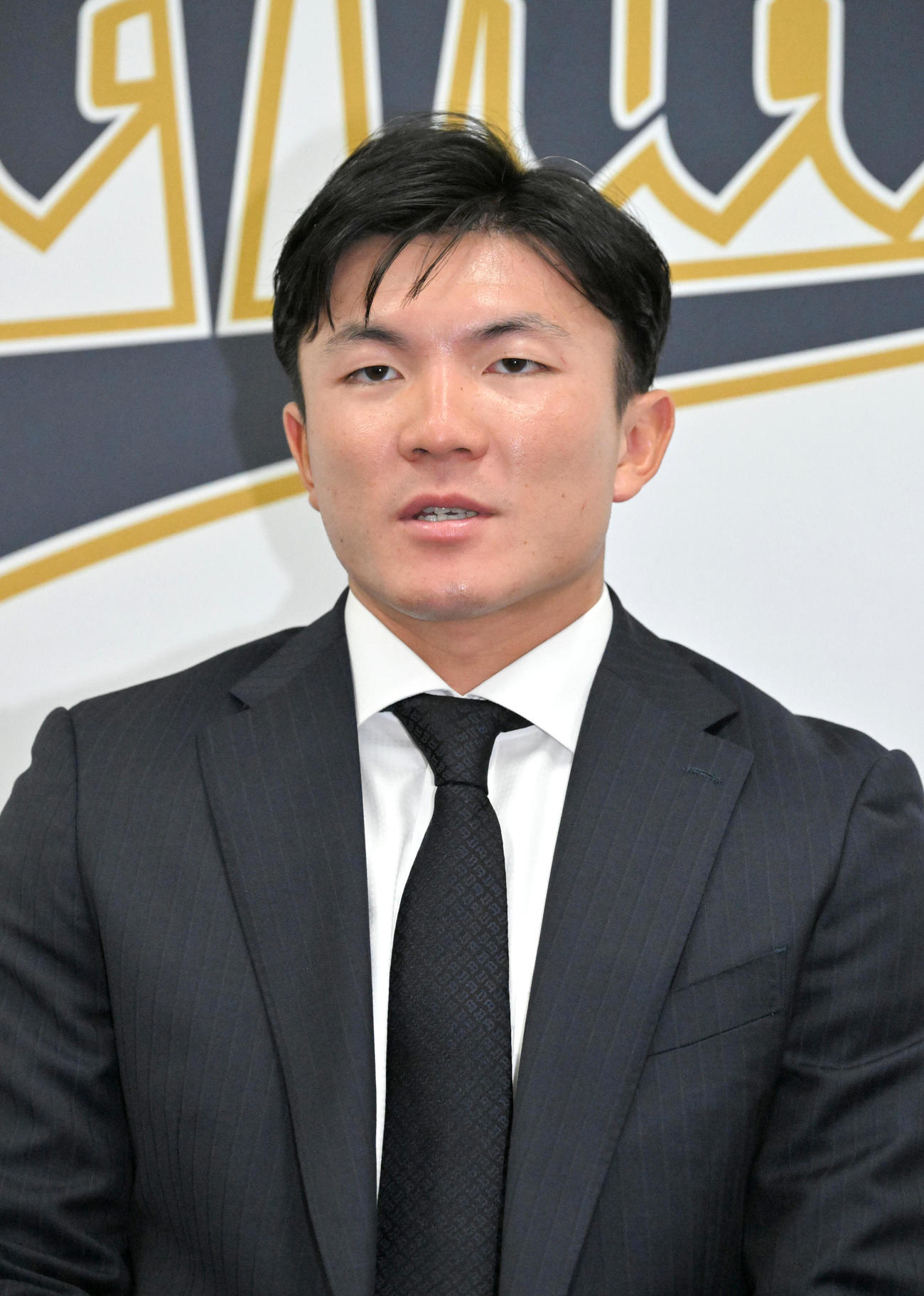 契約更改を終えて会見する茶野（撮影・石井愛子）