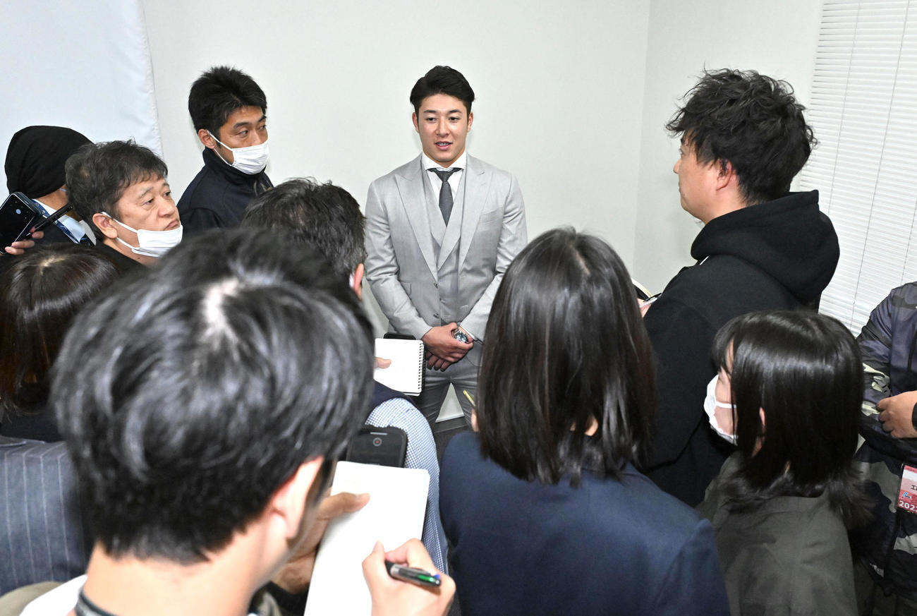 多くの報道陣の質問に答える吉田輝（中央）（撮影・石井愛子）