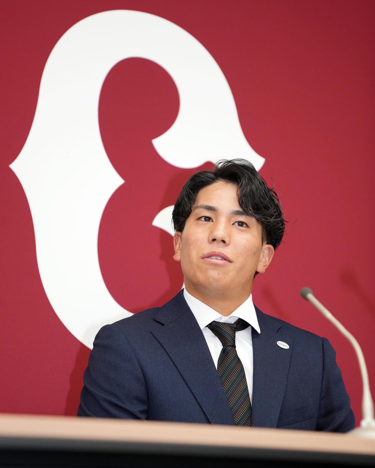 契約更改後、報道陣の質問に答える巨人門脇（撮影・狩俣裕三）