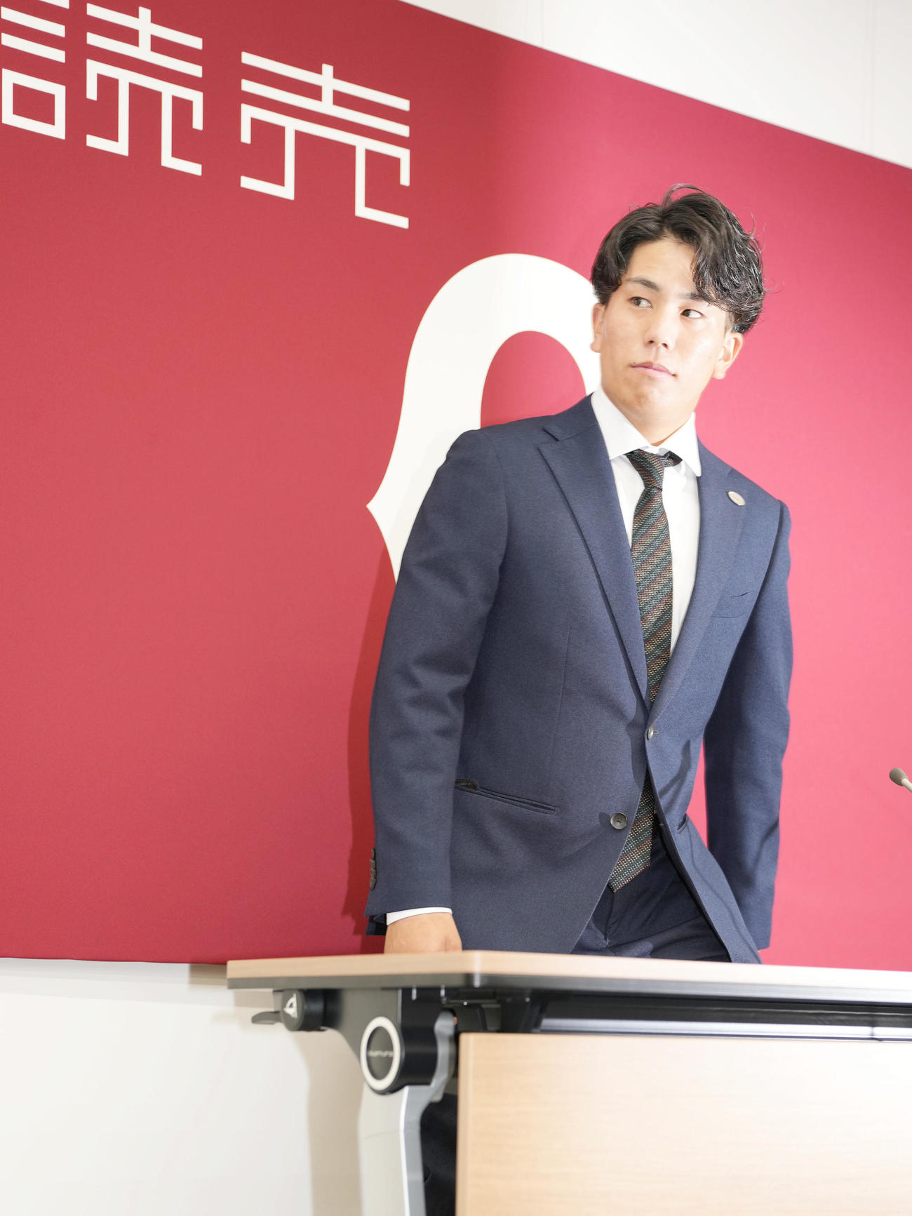 契約更改後、会見を行う巨人門脇（撮影・狩俣裕三）