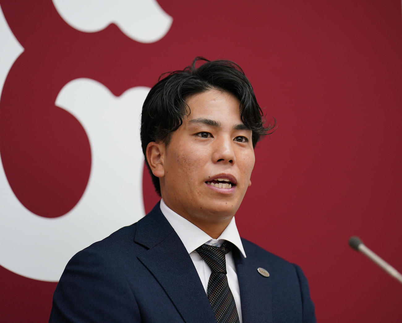 契約更改後、報道陣の質問に答える巨人門脇（撮影・狩俣裕三）