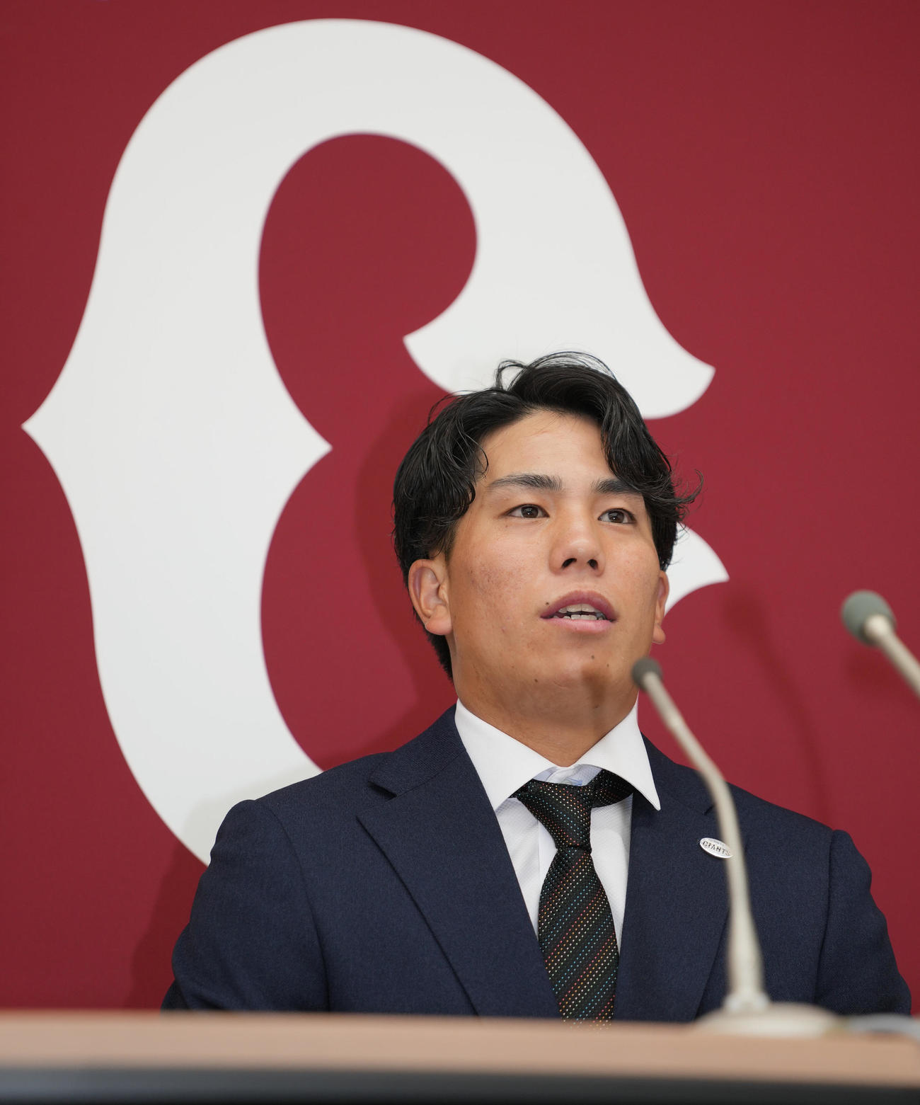 契約更改後、報道陣の質問に答える巨人門脇（撮影・狩俣裕三）