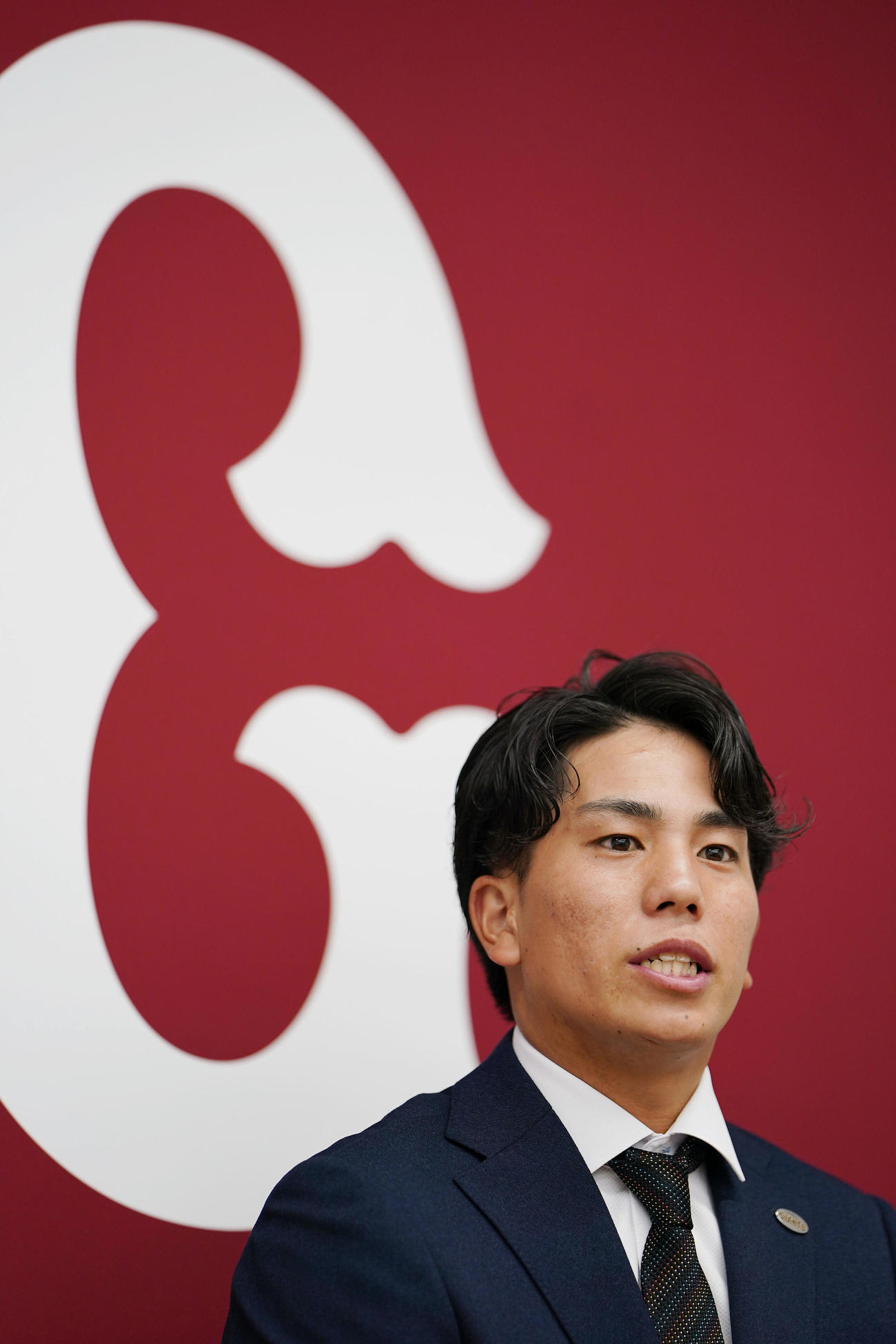 契約更改後、報道陣の質問に答える巨人門脇（撮影・狩俣裕三）