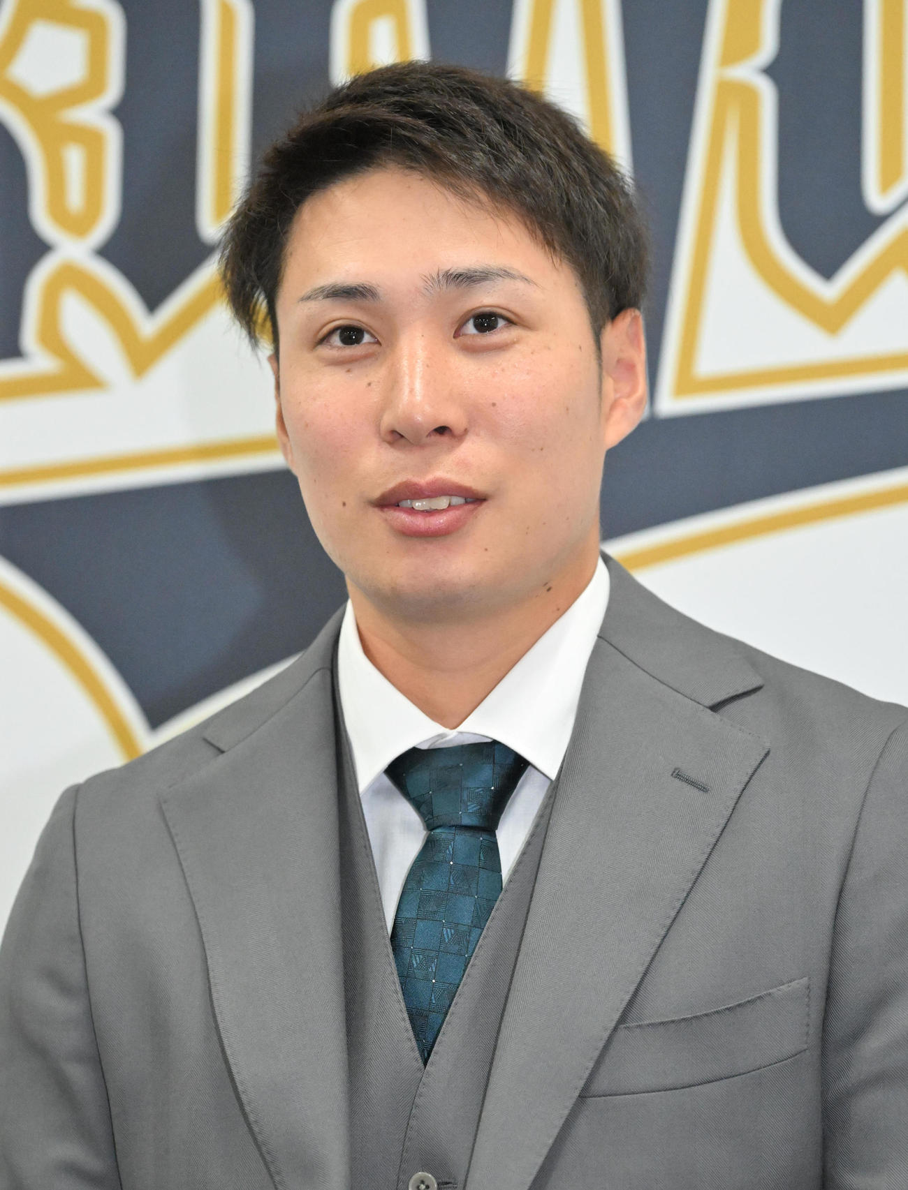 契約更改を終えて会見する村西（撮影・石井愛子）