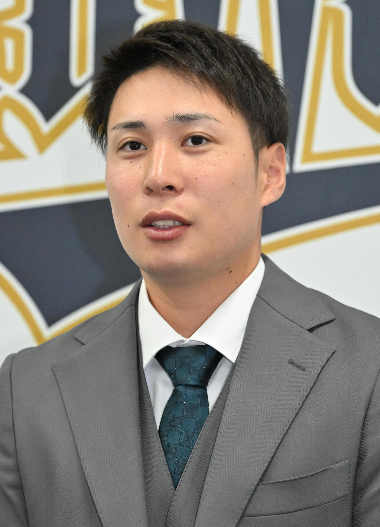 契約更改を終えて会見する村西（撮影・石井愛子）