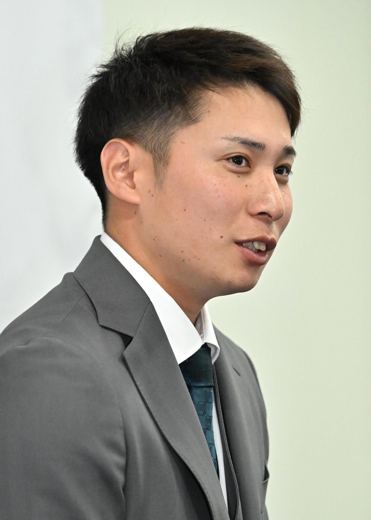 契約更改を終えて会見する村西（撮影・石井愛子）