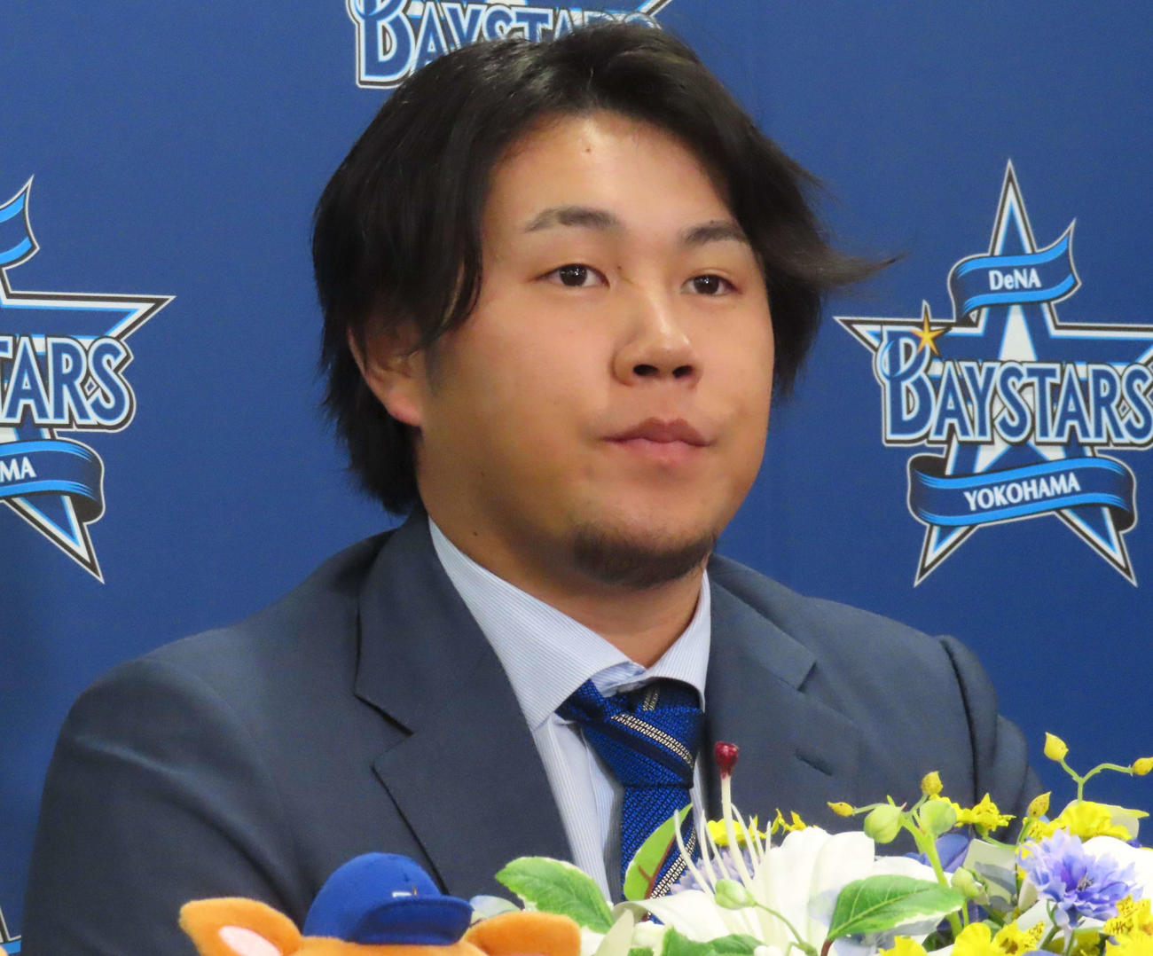 DeNA入団会見に臨んだ堀岡隼人投手（撮影・黒須亮）