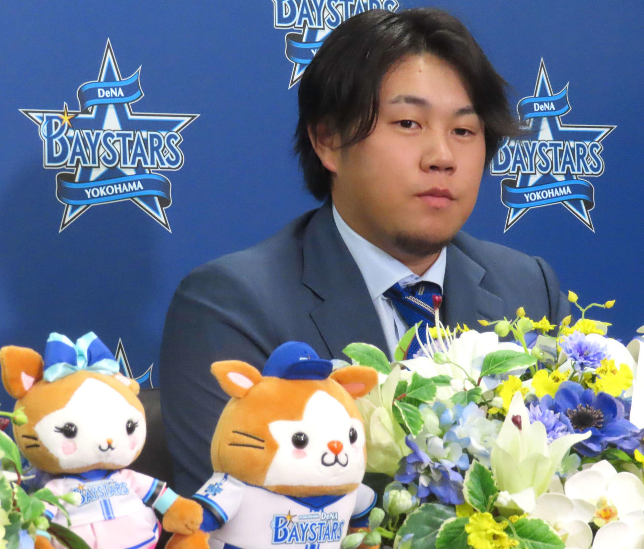 DeNA入団会見に臨んだ堀岡隼人投手（撮影・黒須亮）