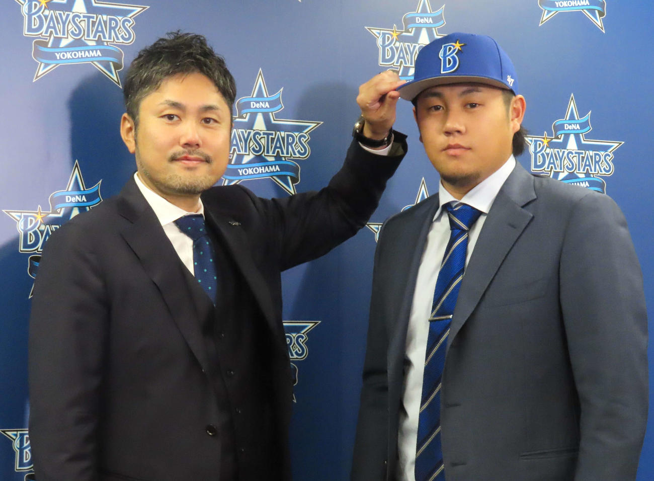 DeNA入団会見に臨んだ堀岡隼人投手（右）（撮影・黒須亮）