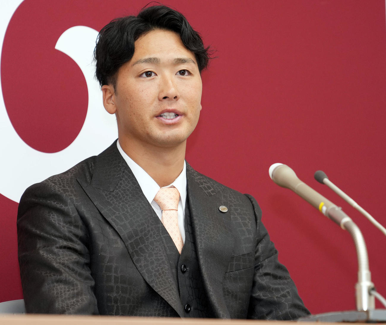 契約更改後、報道陣の質問に答える巨人船迫（撮影・狩俣裕三）