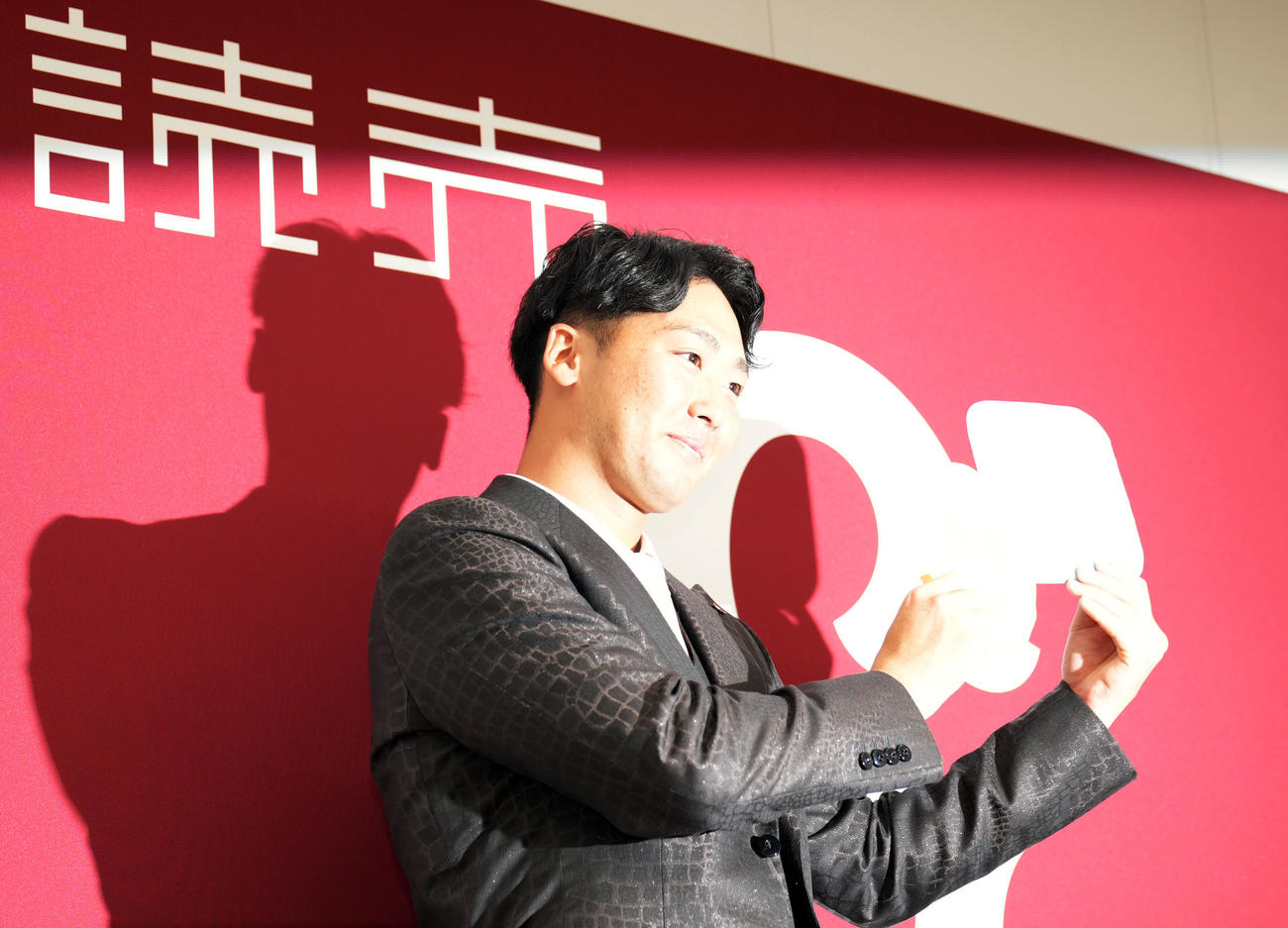 契約更改後、笑顔を見せる巨人船迫（撮影・狩俣裕三）