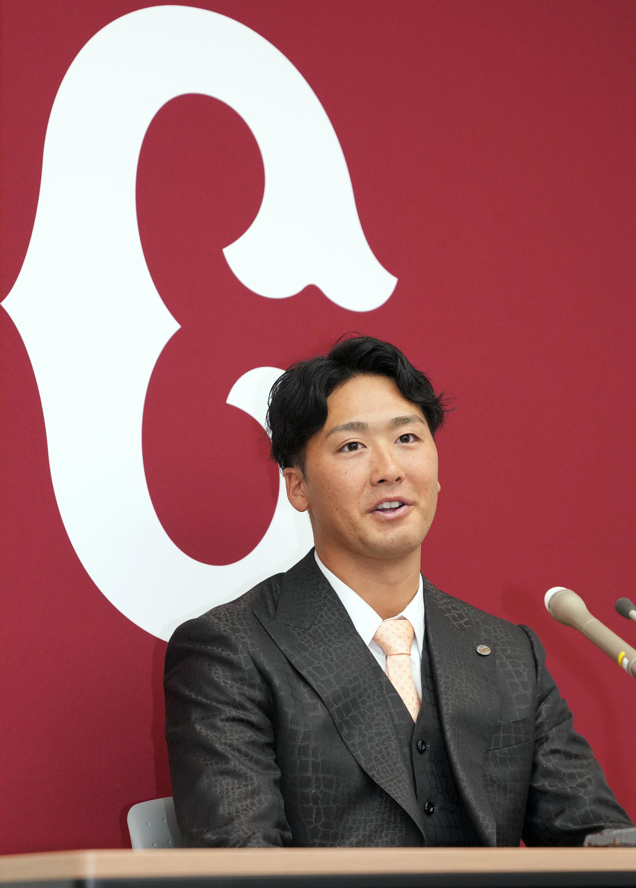 契約更改後、報道陣の質問に答える巨人船迫（撮影・狩俣裕三）