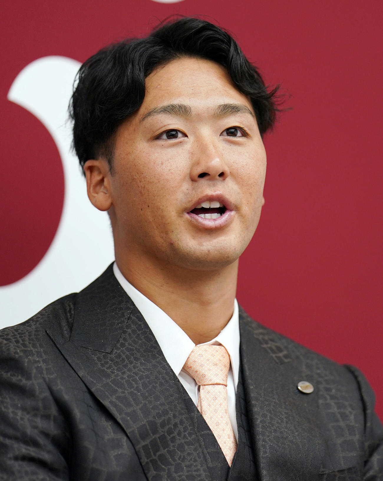 契約更改後、報道陣の質問に答える巨人船迫（撮影・狩俣裕三）