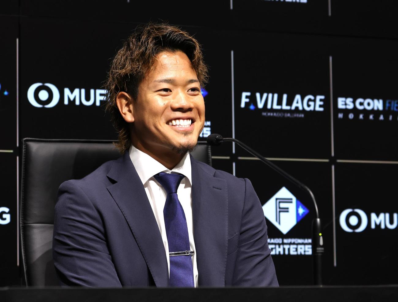 契約更改を終え会見する日本ハム福田俊（撮影・黒川智章）