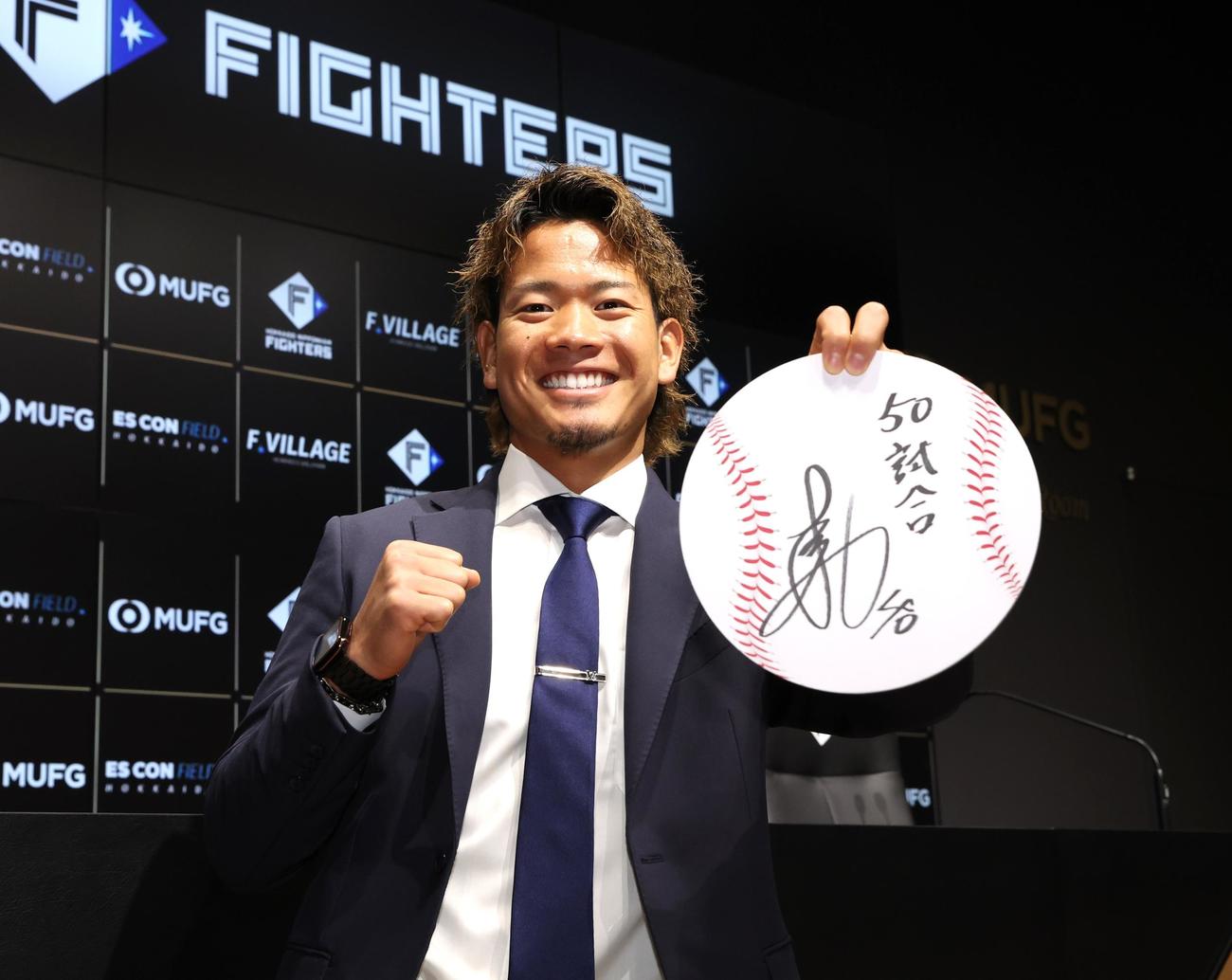 契約更改を終え笑顔で来季目標を掲げる日本ハム福田俊（撮影・黒川智章）