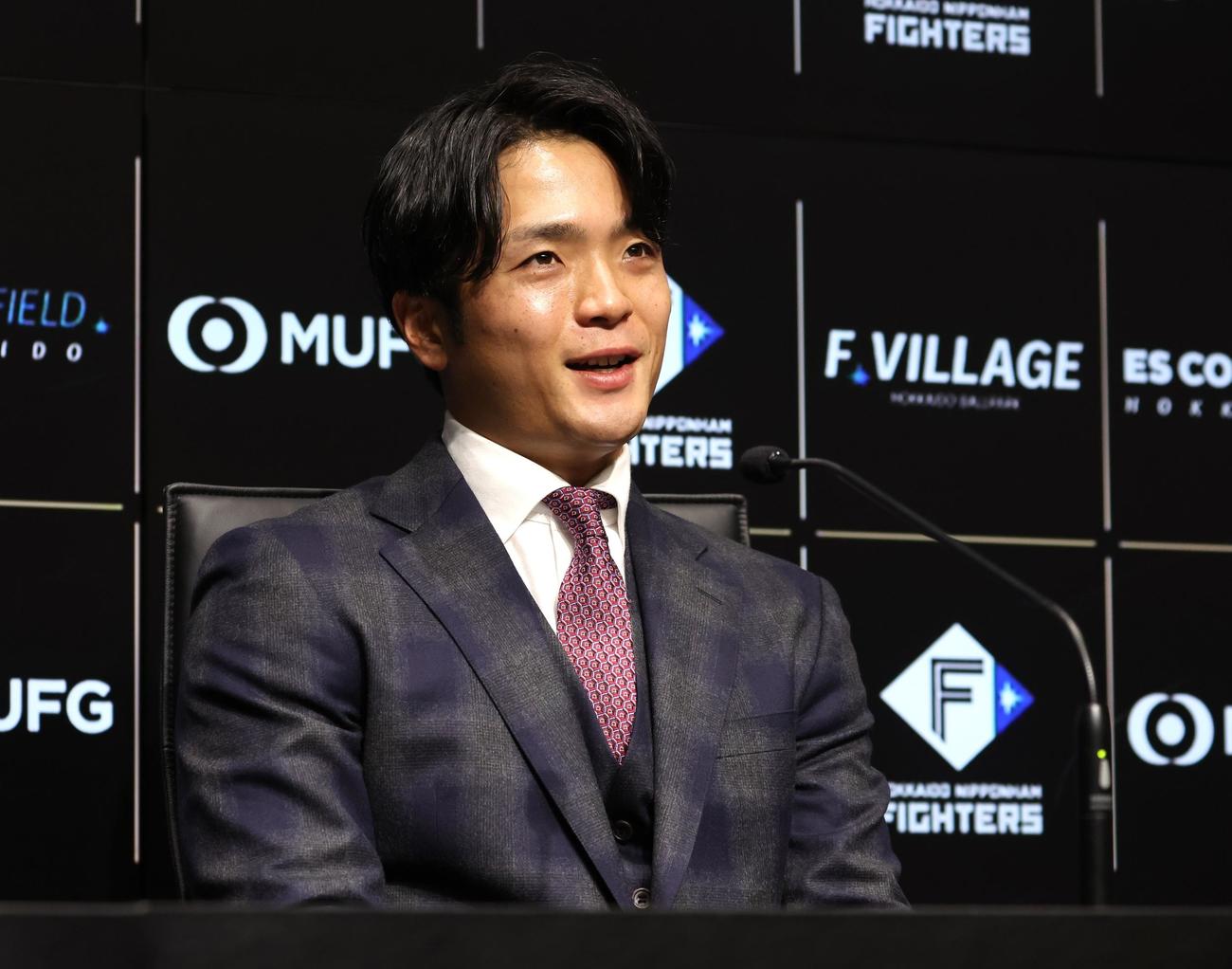 契約更改を終え会見する日本ハム郡司（撮影・黒川智章）