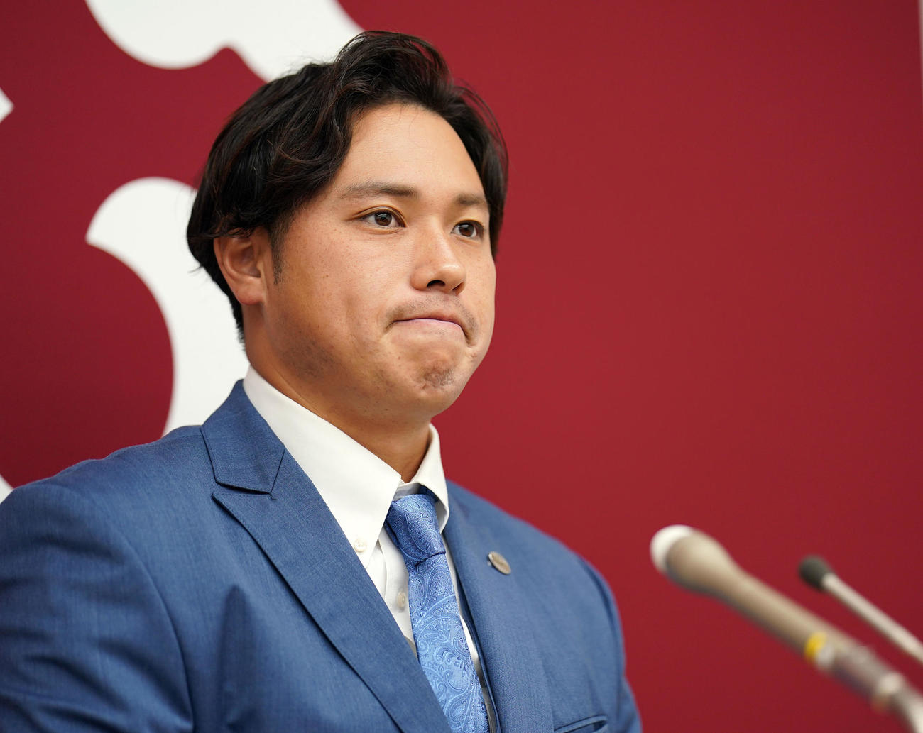 契約更改後、報道陣の質問に真剣な表情を見せる巨人北村（撮影・狩俣裕三）