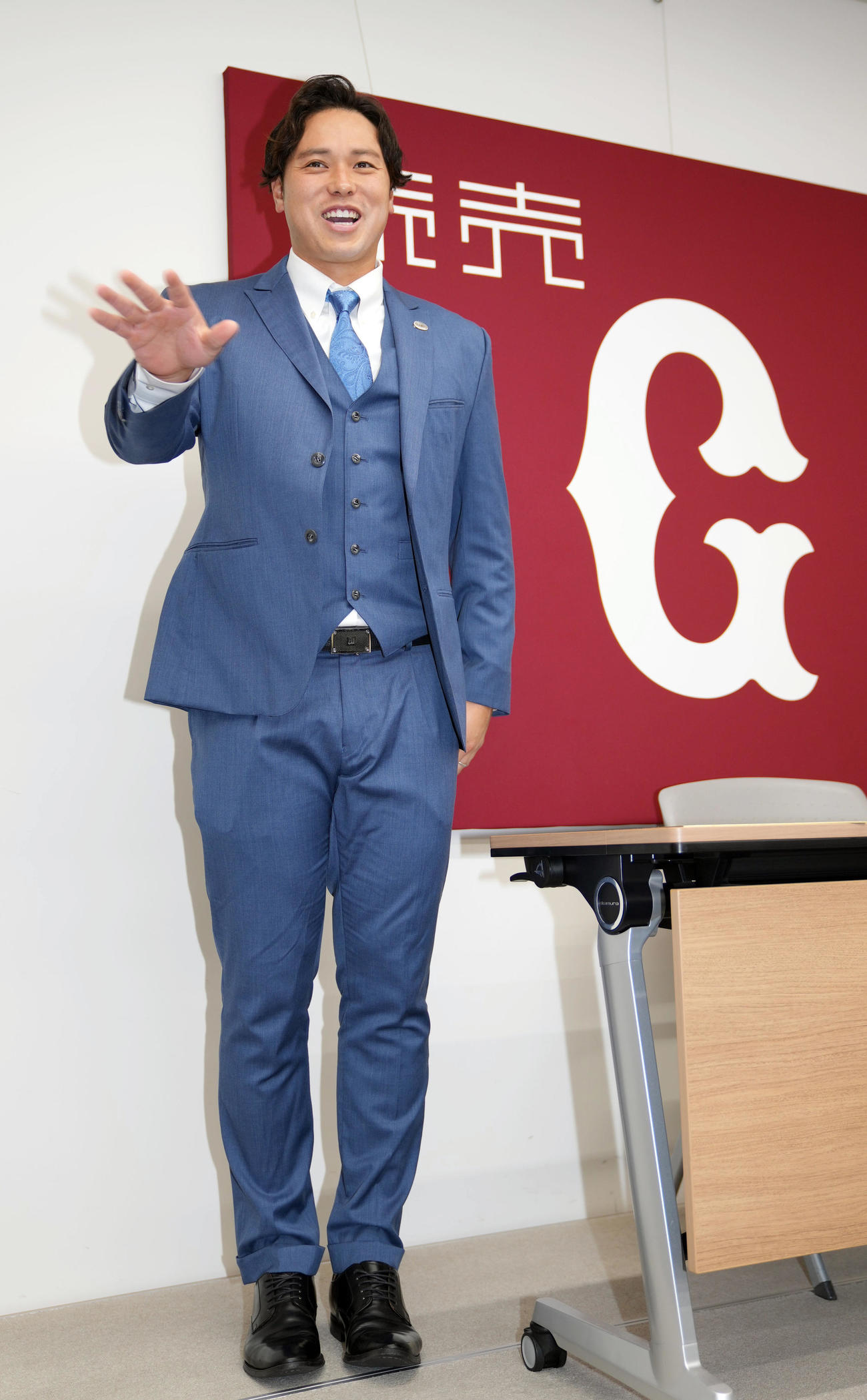 契約更改後、来季の目標に「爽やか!!」発表した後、照れ笑いする巨人北村（撮影・狩俣裕三）