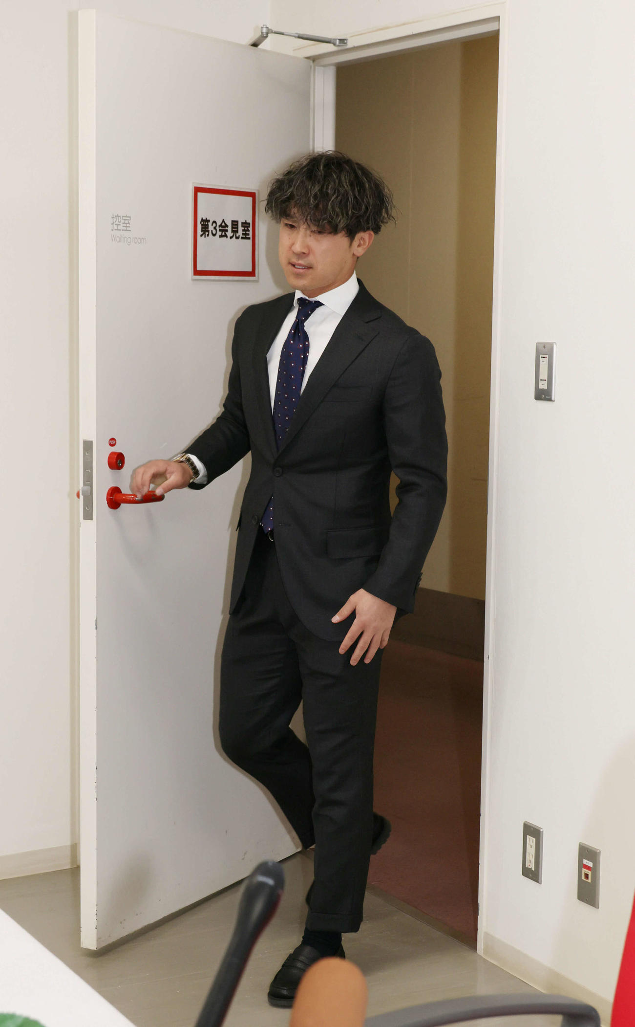 契約更改し、会見場に入る広島上本（撮影・加藤孝規）