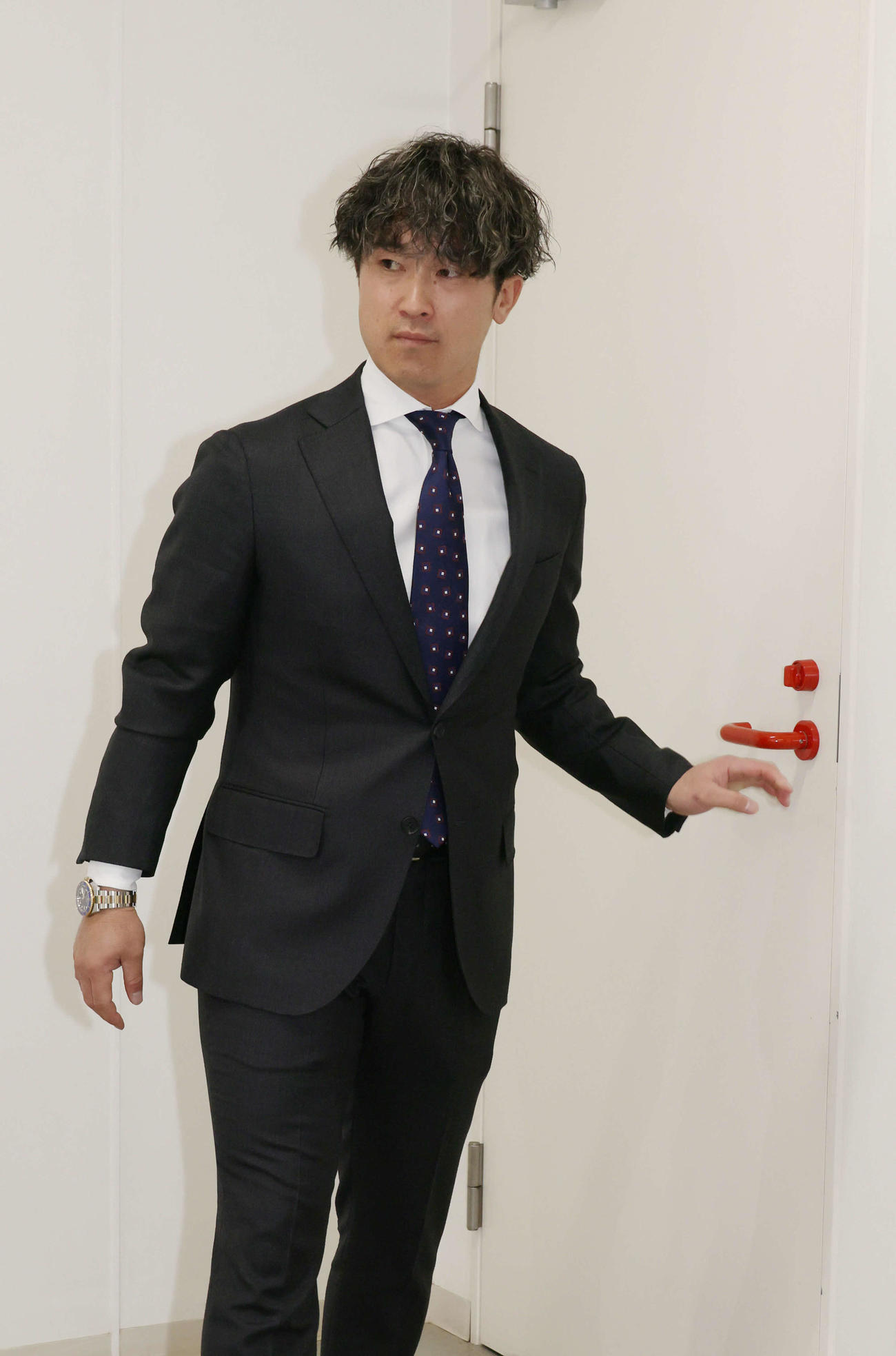 契約更改し、会見場に入る広島上本（撮影・加藤孝規）