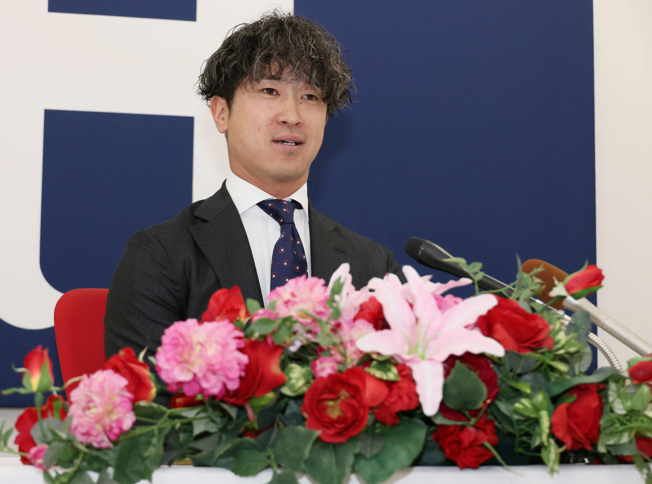 1200万円増の推定4100万円で契約更改し、会見する広島上本（撮影・加藤孝規）