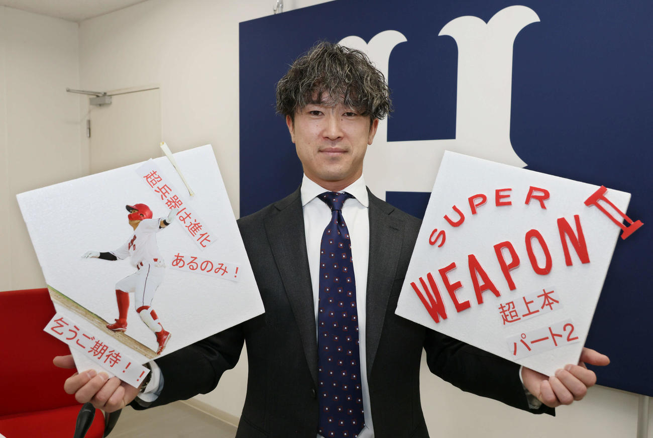 1200万円増の推定4100万円で契約更改した広島上本は来季の活躍を誓う（撮影・加藤孝規）