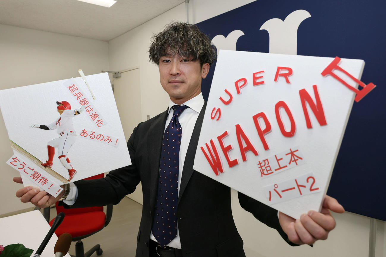 1200万円増の推定4100万円で契約更改した広島上本は来季の活躍を誓う（撮影・加藤孝規）