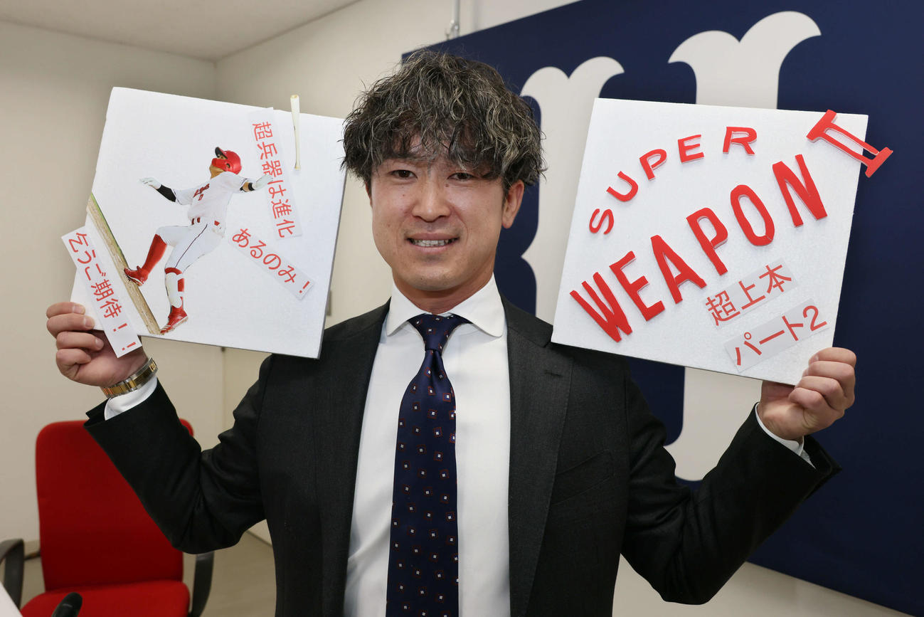 1200万円増の推定4100万円で契約更改した広島上本は来季の活躍を誓う（撮影・加藤孝規）