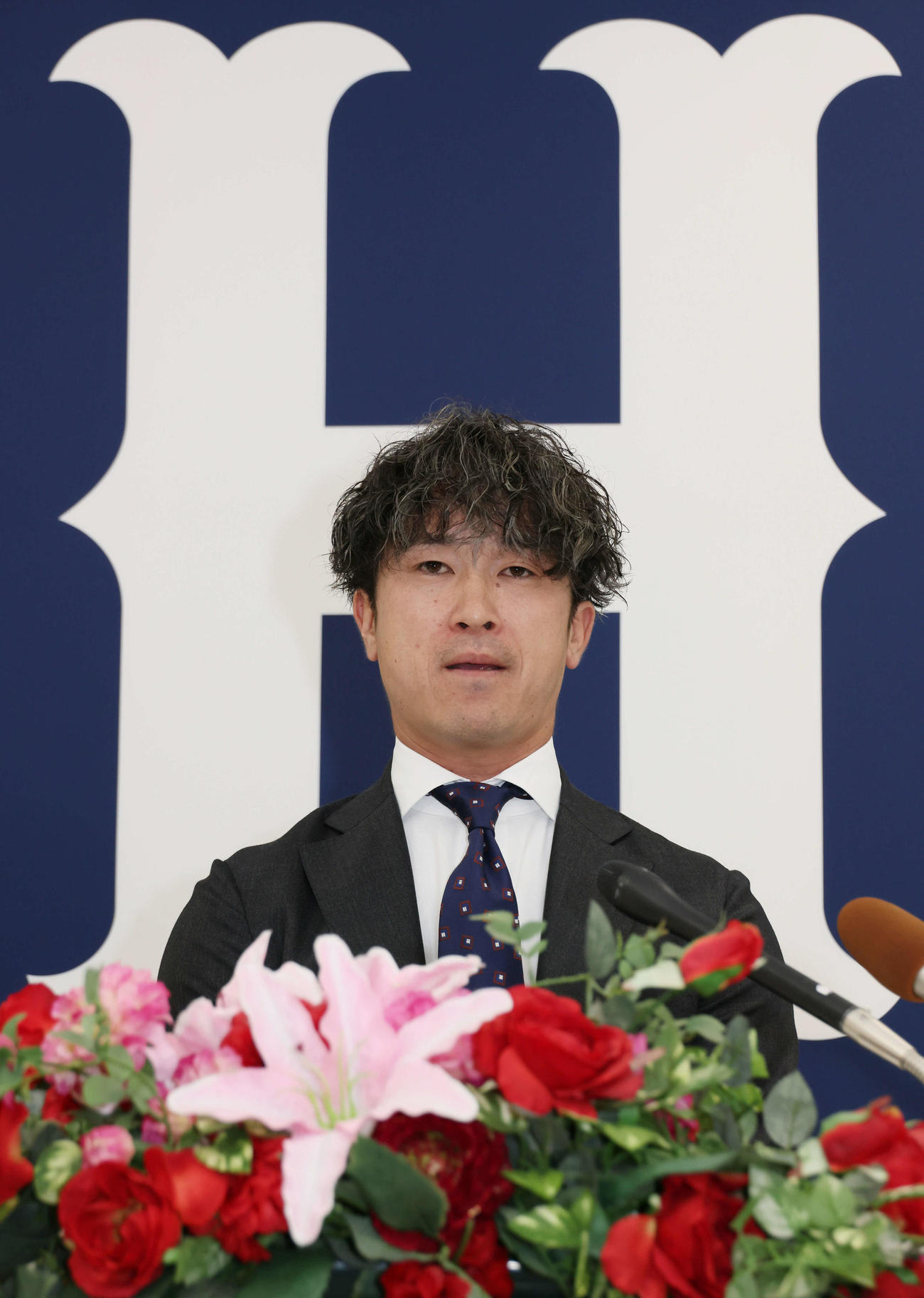 1200万円増の推定4100万円で契約更改し、会見する広島上本（撮影・加藤孝規）