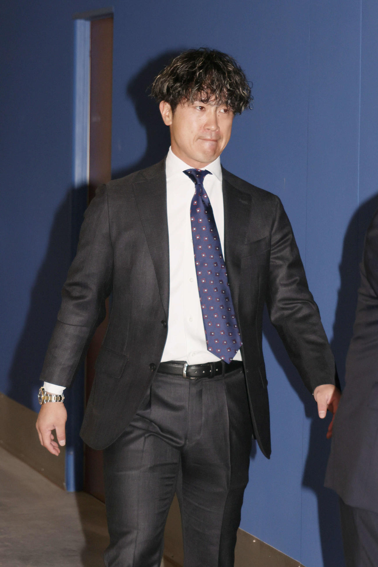 契約更改交渉に向かう広島上本（撮影・加藤孝規）