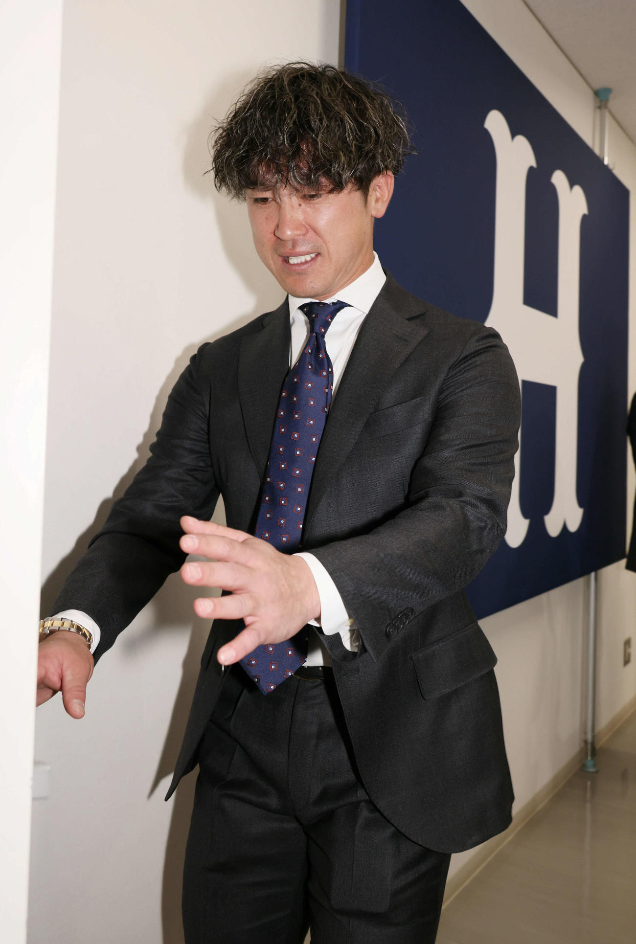 1200万円増の推定4100万円で契約更改した広島上本（撮影・加藤孝規）