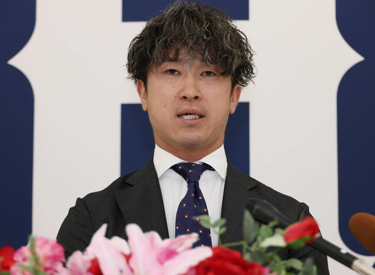 1200万円増の推定4100万円で契約更改し、会見する広島上本（撮影・加藤孝規）