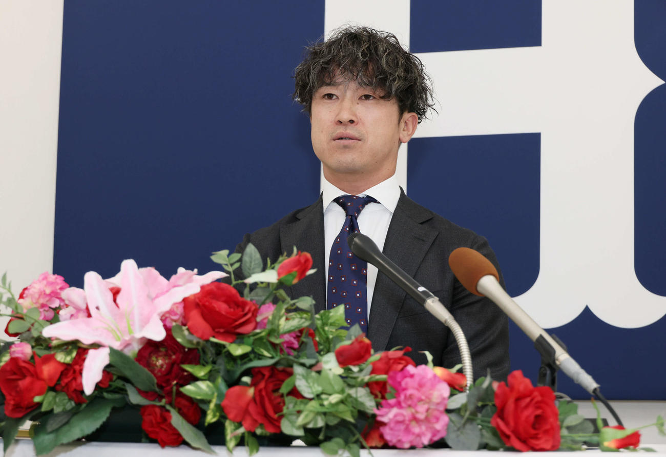 1200万円増の推定4100万円で契約更改し、会見する広島上本（撮影・加藤孝規）